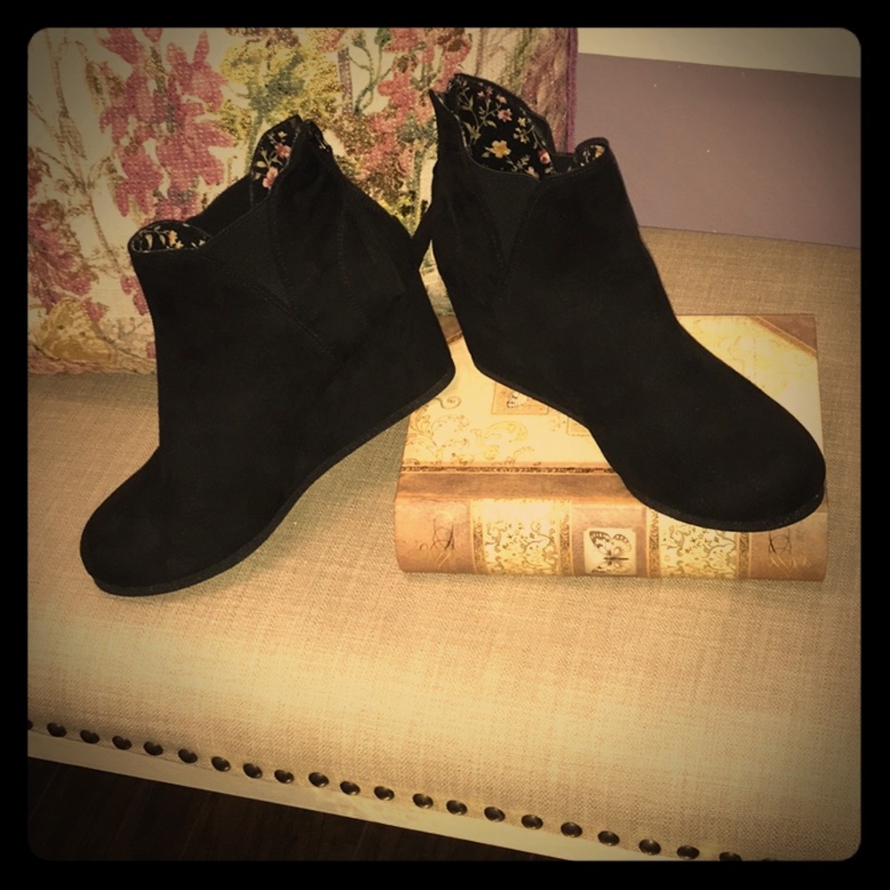 Maurice Wedged, Suede Booties